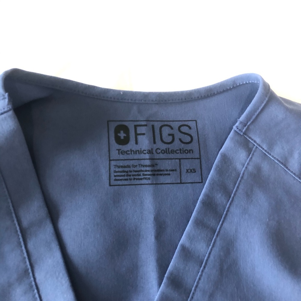 Big Sky 3 pocket scrub top - Picture 3 of 3